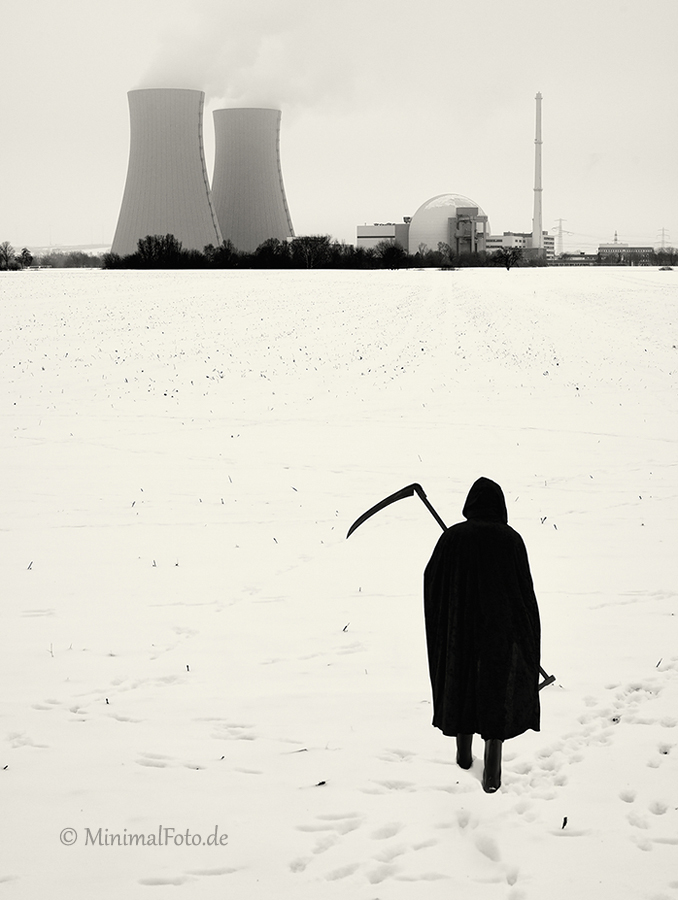 Sensenmann-Silhouette-Tod-Gevatter-Atom-Kraftwerk-Reaktor-Black-White-snow-schnee-schwarz-weiss-nuclear-power-station-plant-minimalismus-minimalistisch-A_DSC4209sw