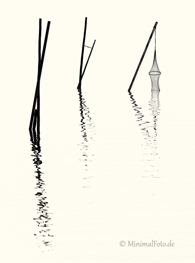 wasser-Fisch-Reuse-Silhouette-black-white-schwarz-weiss-silhouette-minimalismus-minimalistisch-minimalistic-fish-trap-Stangen-pole-waterA_NIK5910a-sw