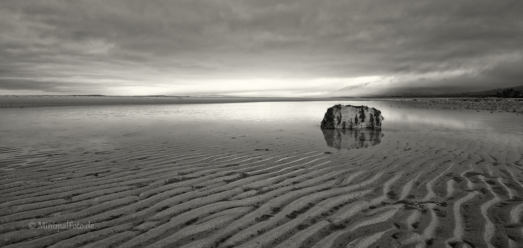 Fels-rock-stein-stone-Sand-ripple-rippen-strukturen-kueste-coast-Landschaft-landscape-Minimalismus-minimalistisch-minimalistic-black-white-schwarz-weiss-Irland-A-Sony_DSC2468a-sw