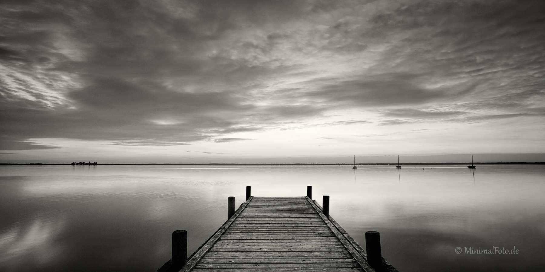 Landschaft-landscape-Minimalismus-minimalistisch-minimalistic-black-white-schwarz-weiss-See-Lake-dusk-daemmerung-abend-stimmung-H_MG_7090-sw