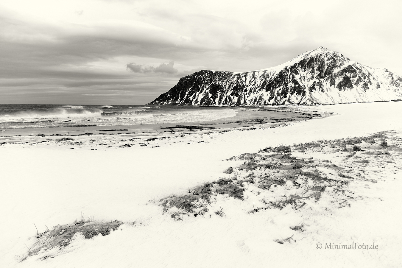 winter-snow-schnee-Landschaft-landscape-Minimalismus-minimalistisch-minimalistic-black-white-schwarz-weiss-Norwegen-Lofoten-Bucht-beach-I_MG_7639-sw