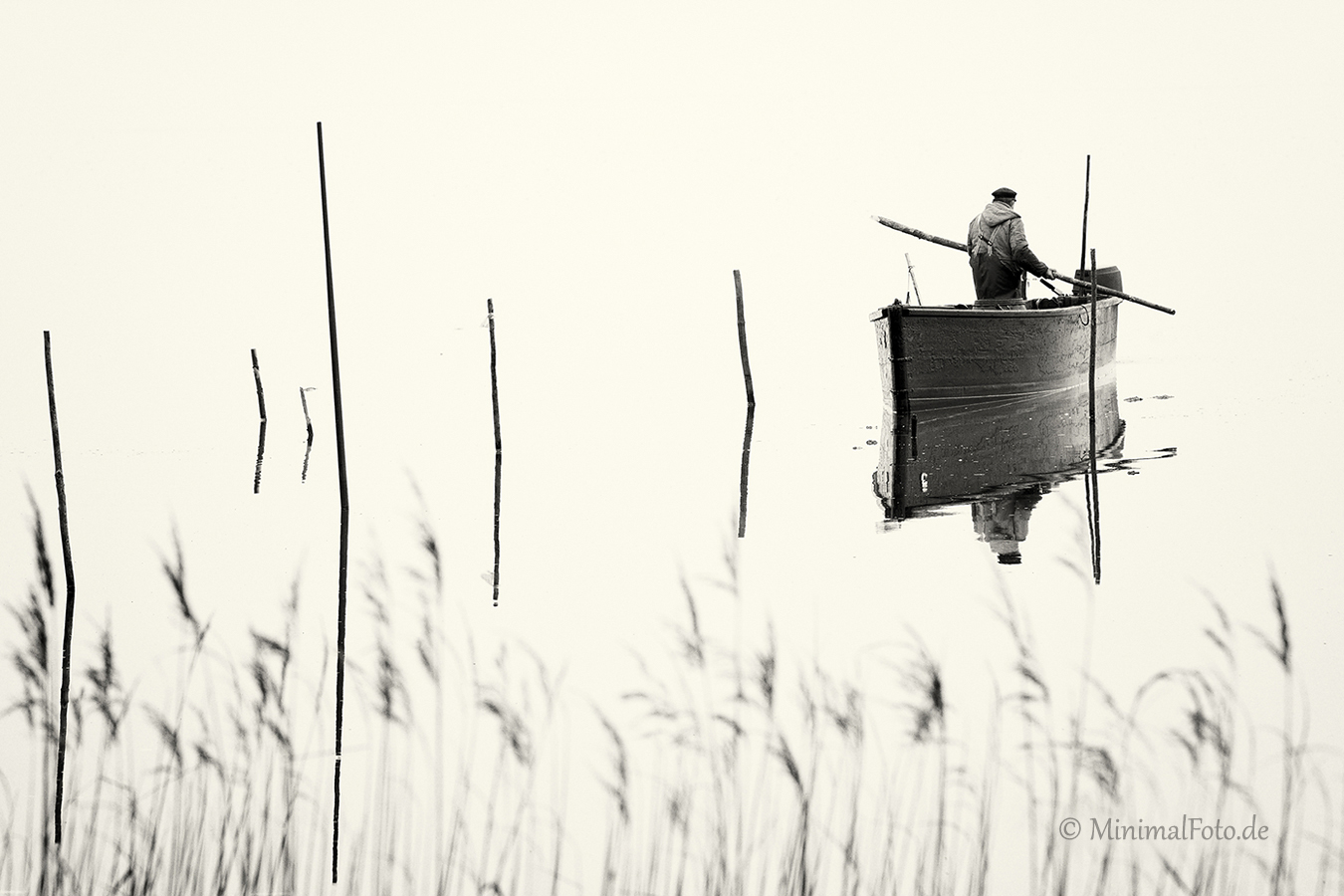 Mann-man-Fisherman-Fischer-Boot-boat-See-Lake-Minimalismus-minimalistisch-minimalistic-people-Menschen-Silhouette-black-white-schwarz-weiss-2_DSC7085sw