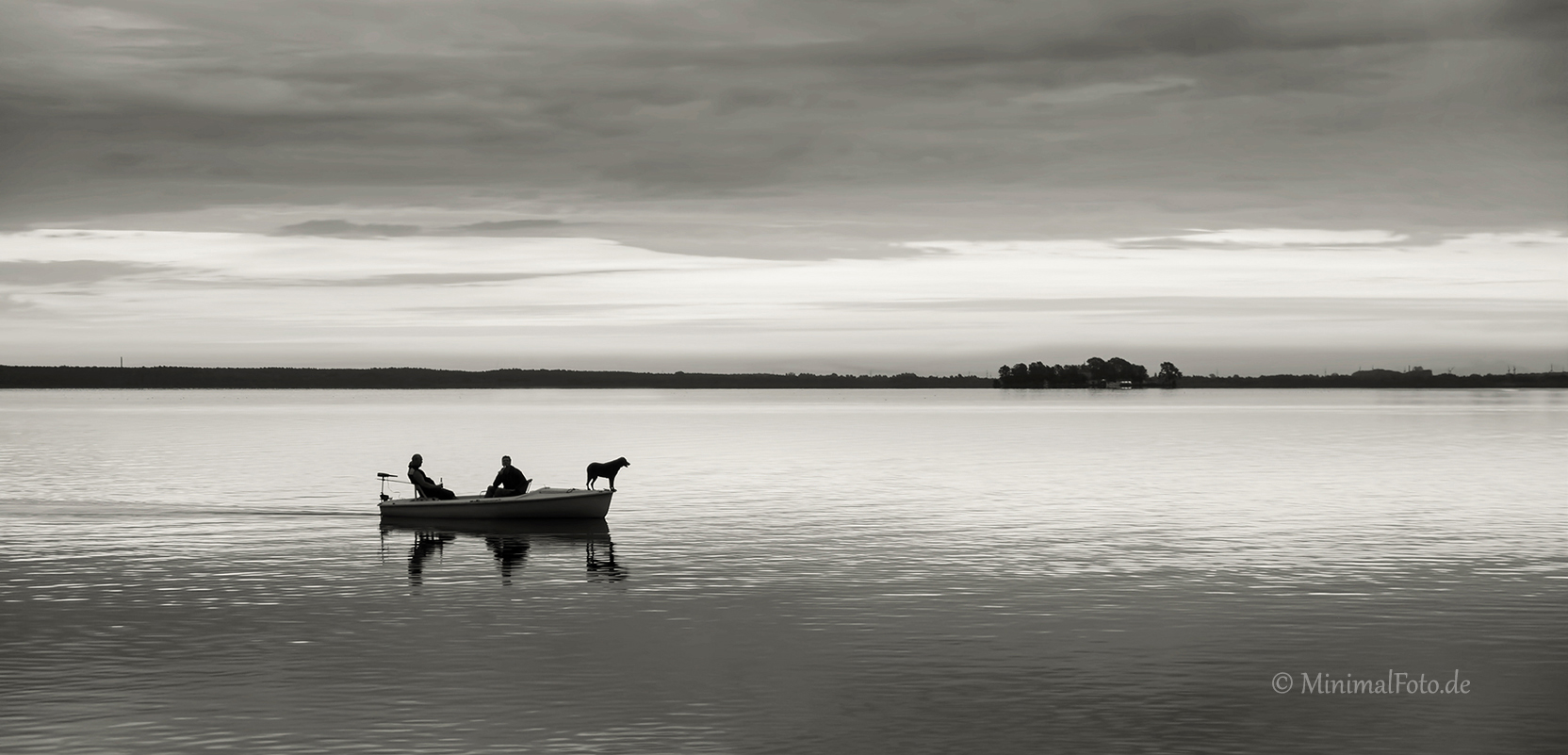 boot-boat-hund-dog-See-Lake-Minimalismus-minimalistisch-minimalistic-people-Menschen-Silhouette-black-white-schwarz-weiss-C_SAM_0943b-sw