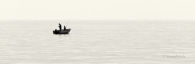 Meer-sea-Vater-sohn-fischen-fishing-angeln-boot-father-son-See-Lake-Minimalismus-minimalistisch-minimalistic-people-Menschen-Silhouette-black-white-schwarz-weiss-1_DSC0121a-sw