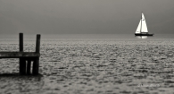 Segel-boot-segler-See-Lake-Minimalismus-minimalistisch-minimalistic-people-Menschen-Silhouette-black-white-schwarz-weiss-A_NIK7032sw