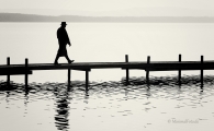 gehen-walking-Mann-man-Steg-jetty-See-Lake-Minimalismus-minimalistisch-minimalistic-people-Menschen-Silhouette-black-white-schwarz-weiss-E_O1I0798a-sw